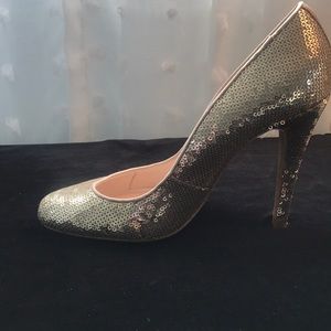 *PRICE DROP BEFORE DONATING* Gold Sequin Pumps